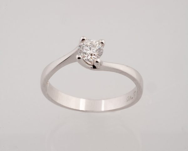 Μονόπετρο δαχτυλίδι λευκόχρυσο Κ18 με διαμάντι κοπής μπριγιάν