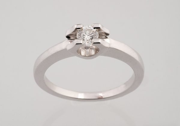 Μονόπετρο δαχτυλίδι λευκόχρυσο με διαμάντι