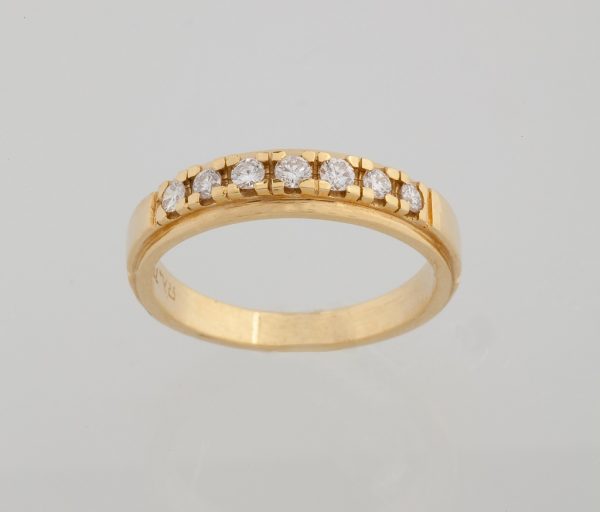 Gold ring with 7 diamonds