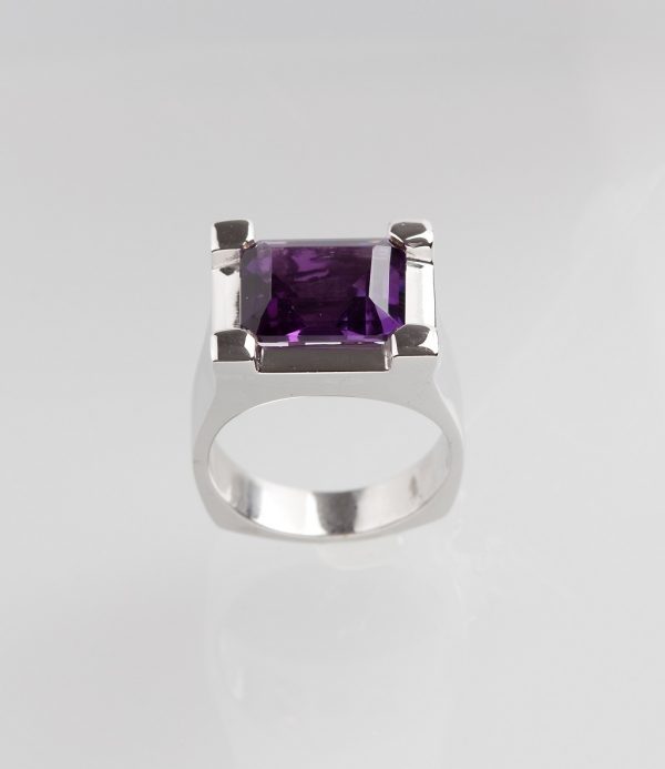 White gold ring K18 with amethyst