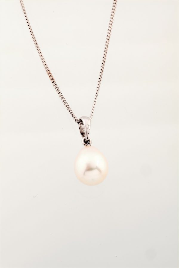 18 karat white gold pendant with fresh water pearl