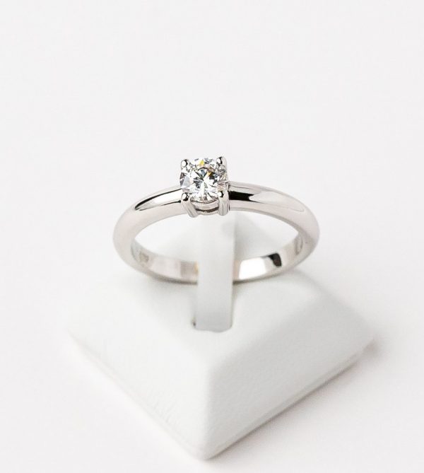 Engagement ring in 18 karat white gold