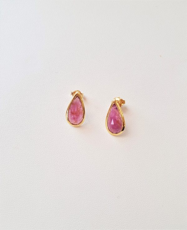 Gold earrings with rubies