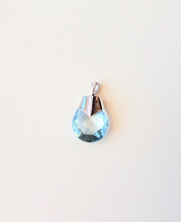 White gold pendant with blue topaz