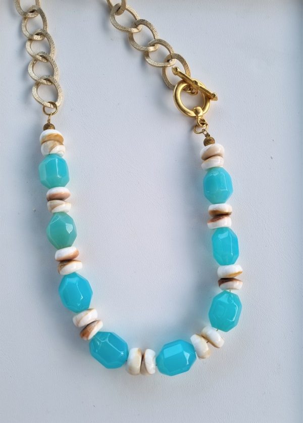 Necklace with chalcedony